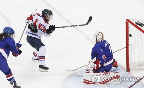 Jong Su-hyon of North Korea (C) scores past Nicole Jackson of Britain (R) during their game at the International Ice Hockey Federation Women's World Championship Division II Group A at Gangneung Hockey Centre in Gangneung, Gangwon Province, on April 5, 2017. (Yonhap)