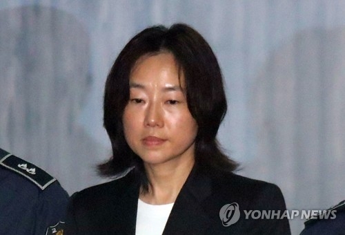 Former Culture Minister Cho Yoon-sun arrives at the Seoul Central District Court on April 6, 2017, to stand trial over allegations of spearheading the creation and management of a blacklist of about 9,000 cultural figures who were deemed critical of the government. (Yonhap) 