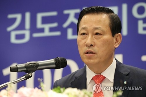 IBK CEO Kim Do-jin speaks during a press conference on April 6, 2017. (Yonhap) 