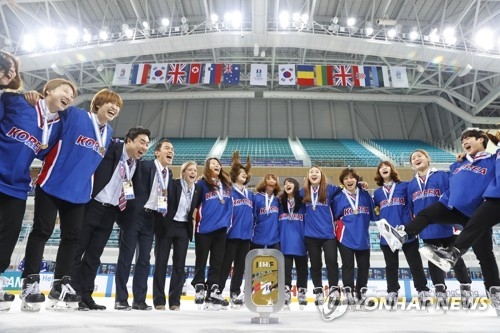 South Korean players and coaches celebrate after winning the International Ice Hockey Federation (IIHF) Women's World Championship Division II Group A during the medal ceremony at Kwandong Hockey Centre in Gangneung, Gangwon Province, on April 8, 2017. (Yonhap)