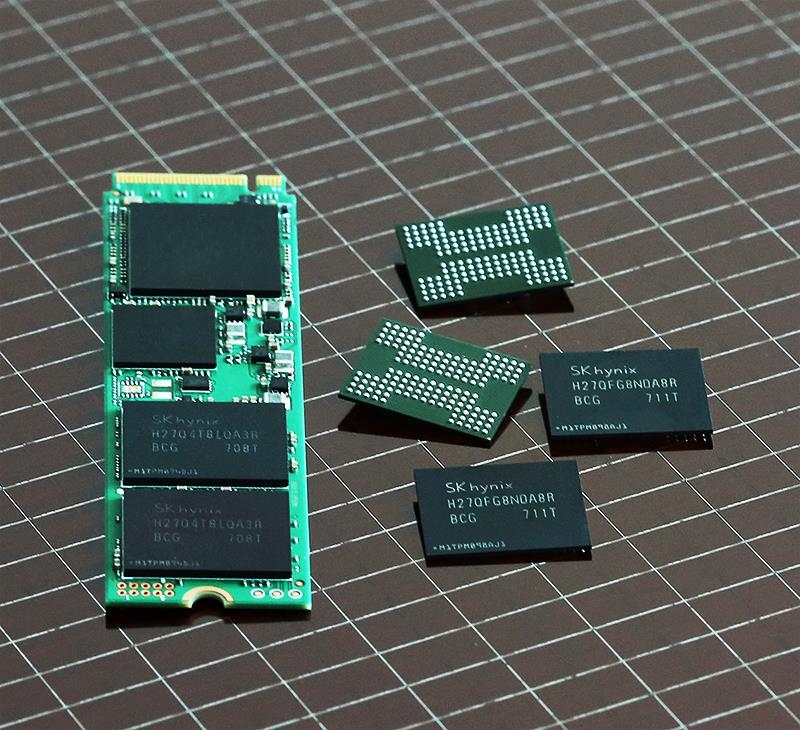 An image of a 1-Terabyte SSD under development by SK hynix Inc., which applied the 72-layer 3D NAND chips. (Yonhap)