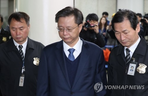Woo Byung-woo (C), former senior presidential secretary for civil affairs, arrives at the Seoul Central District Court in the capital on April 11, 2017, to attend a hearing on his arrest. (Yonhap)