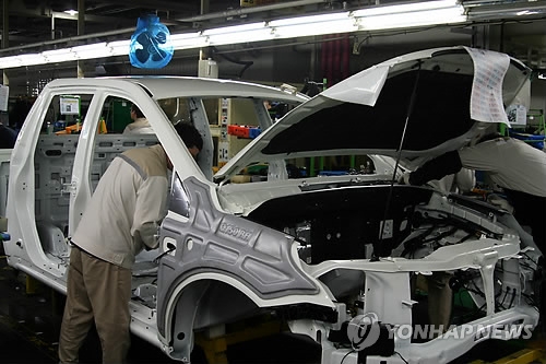 A file photo of a shift worker at an auto assembly line at Hyundai Motor Co. in Ulsan, South Gyeongsang Province. (Yonhap)