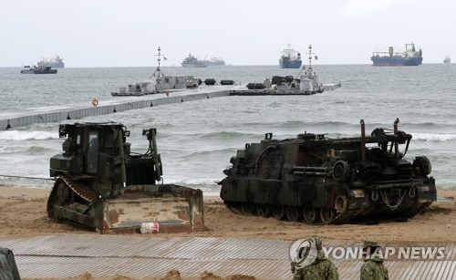 South Korea and the U.S. hold training on a combined joint logistics over-the-shore operations (C/JLOTS) at Dogu Beach in Pohang, North Gyeongsang Province, on April 11, 2017. (Yonhap)