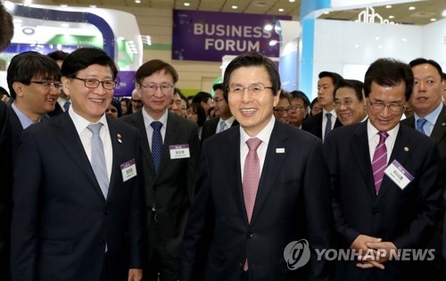Acting President and Prime Minister Hwang Kyo-ahn (C) visits an exhibition on the bio industry at COEX in Seoul on April 12, 2017. (Yonhap)