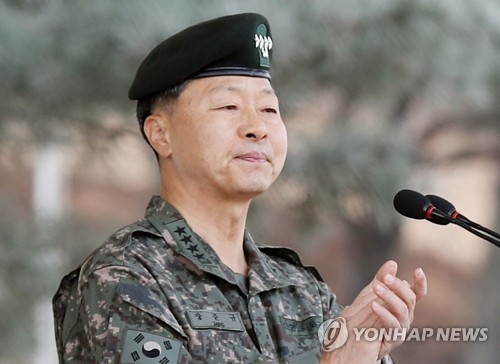 This photo taken on March 29, 2017, shows Army Chief of Staff Gen. Jang Jun-gyu clapping during a farewell ceremony in Incheon, west of Seoul, before dispatching soldiers to Lebanon to join the U.N.-led peacekeeping operations. (Yonhap)
