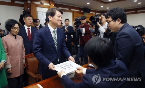 Ahn Cheol-soo of the People's Party hands in his presidential candidature file at the National Election Commission headquarters in Gwacheon, Gyeonggi Province, on April 15, 2017. (Yonhap)