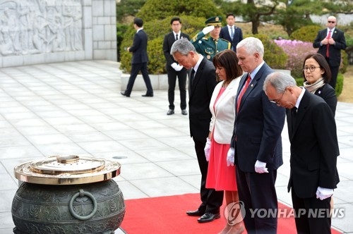 This photo, taken on April 16, 2017, shows U.S. Vice President Mike Pence (2nd from R) and his wife Karen Pence paying respects to fallen soldiers at South Korea's national cemetery in Seoul. (Yonhap) 