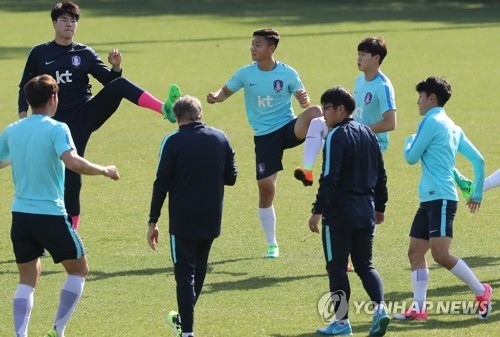 In this file photo taken on April 10, 2017, South Korean national under-20 football team players train at the National Football Center in Paju, Gyeonggi Province. (Yonhap)
