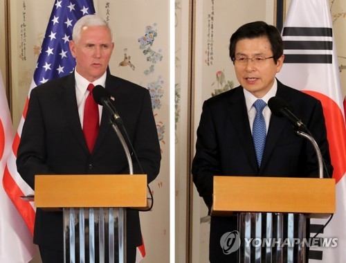 This combined photo shows South Korea's Acting President and Prime Minister Hwang Kyo-ahn (R) and U.S. Vice President Mike Pence speaking during a press conference at Hwang's official residence in Seoul on April 17, 2017. (Yonhap)