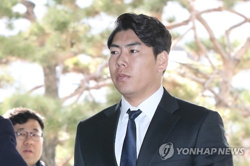 In this file photo taken on March 3, 2017, Pittsburgh Pirates infielder Kang Jung-ho arrives at the Seoul Central District Court to attend a verdict hearing on his DUI charges. (Yonhap)