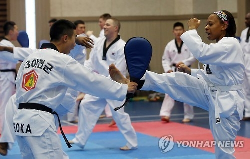 U.S. soldiers practice taekwondo in a culture experience program hosted by South Korea's defense ministry in this file photo. (Yonhap)