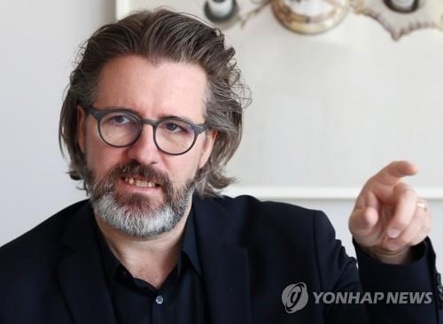Acclaimed installation artist Olafur Eliasson answers questions by reporters at PKM Gallery in Seoul on April 19, 2017. (Yonhap)
