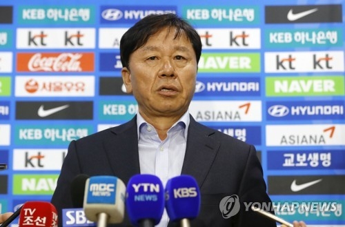 Jung Hae-sung, chief assistant coach on the South Korean men's national football team, speaks to reporters at Seoul World Cup Stadium in Seoul on April 19, 2017. (Yonhap)