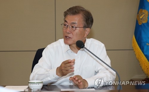 President Moon Jae-in speaks during a meeting with his senior secretaries at the presidential office Cheong Wa Dae in Seoul on June 1, 2017. (Yonhap)