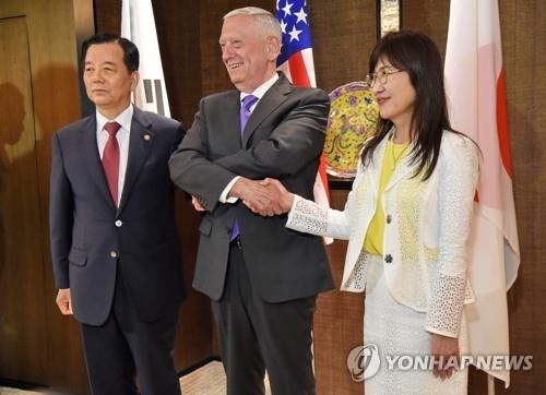 South Korean Defense Minister Han Min-koo (L) poses for a photo with his U.S. and Japanese counterparts -- Jim Mattis and Tomomi Inada -- before talks in Singapore on June 3, 2017. (Yonhap)