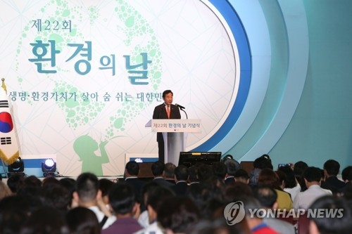 Prime Minister Lee Nak-yon speaks during a ceremony marking Environment Day at KINTEX, Goyang, west of Seoul, on June 5, 2017. (Yonhap)