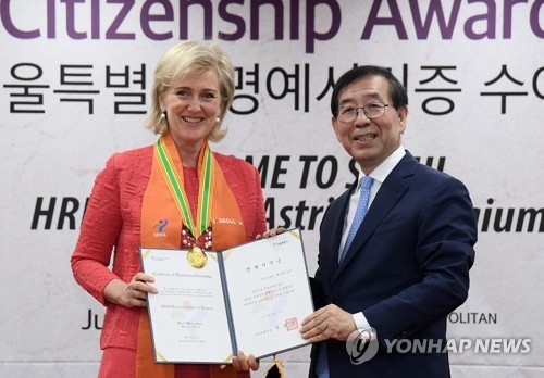 Princess Astrid of Belgium (L) poses for a photo with Seoul Mayor Park Won-soon after receiving honorary citizenship at Seoul City Hall on June 12, 2017. (Yonhap) 