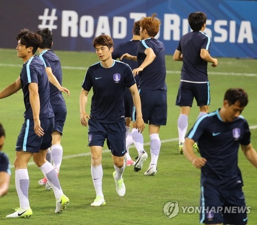 South Korean men's football captain Ki Sung-yueng (second from L) takes part in practice on June 12, 2017, before a World Cup qualification match against Qatar at Jassim Bin Hamad Stadium in Doha. (Yonhap)