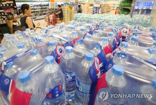 This file photo taken on Aug. 25, 2016, shows bottled water at a supermarket in Seoul. (Yonhap) 