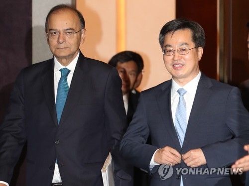 South Korea's Finance Minister Kim Dong-yeon (R) and his visiting Indian counterpart Arun Jaitley enter a meeting room for the 5th Korea-India Finance Ministers' Meeting at a Seoul hotel on June 14, 2017. (Yonhap)