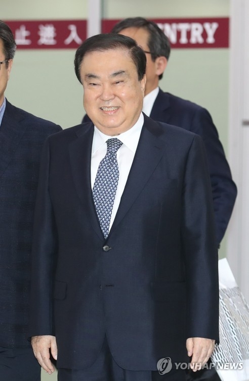 Moon Hee-sang, a lawmaker of the ruling Democratic Party, returns home through Seoul's Gimpo airport on May 20, 2017, after traveling to Tokyo as President Moon Jae-in's special envoy to Japan. (Yonhap)