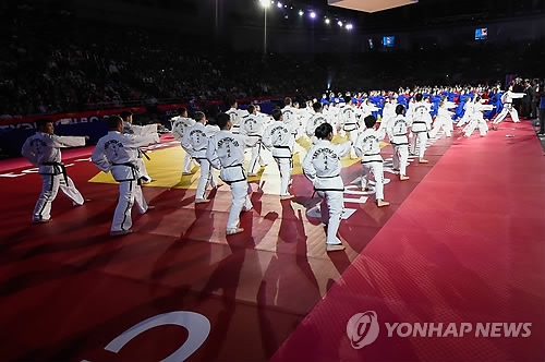 In this photo provided by the World Taekwondo Federation (WTF) on May 13, 2015, demonstration teams of the WTF and the North Korea-led International Taekwondo Federation perform during the opening ceremony of the WTF World Championships in Chelyabinsk, Russia. (Yonhap)