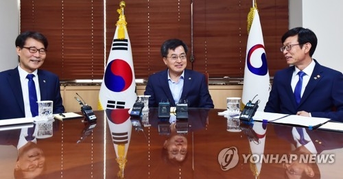 Finance Minister Kim Dong-yeon (C), Fair Trade Commission (FTC) Chairman Kim Sang-jo (R) and presidential chief of staff for policy Jang Ha-sung (L) hold trilateral talks in Seoul on June 21, 2017. (Yonhap)
