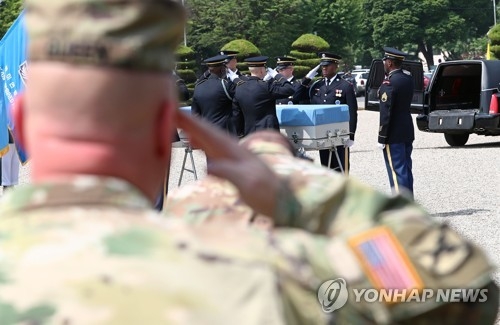 A U.S. Forces Korea service member salutes the remains of a United Nations Command soldier killed in the Korean War during a repatriation ceremony held at the U.S. Army Garrison Yongsan in Seoul on June 22, 2017. (Yonhap)