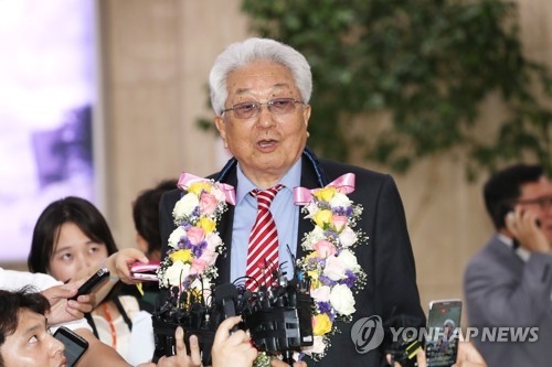 Chang Ung, a North Korean member of the International Olympic Committee, speaks to reporters at Gimpo International Airport in Seoul on June 23, 2017. Chang arrived in South Korea with a delegation from the International Taekwondo Federation ahead of the World Taekwondo Federation's World Taekwondo Championships in Muju, 240 kilometers south of Seoul. (Yonhap)