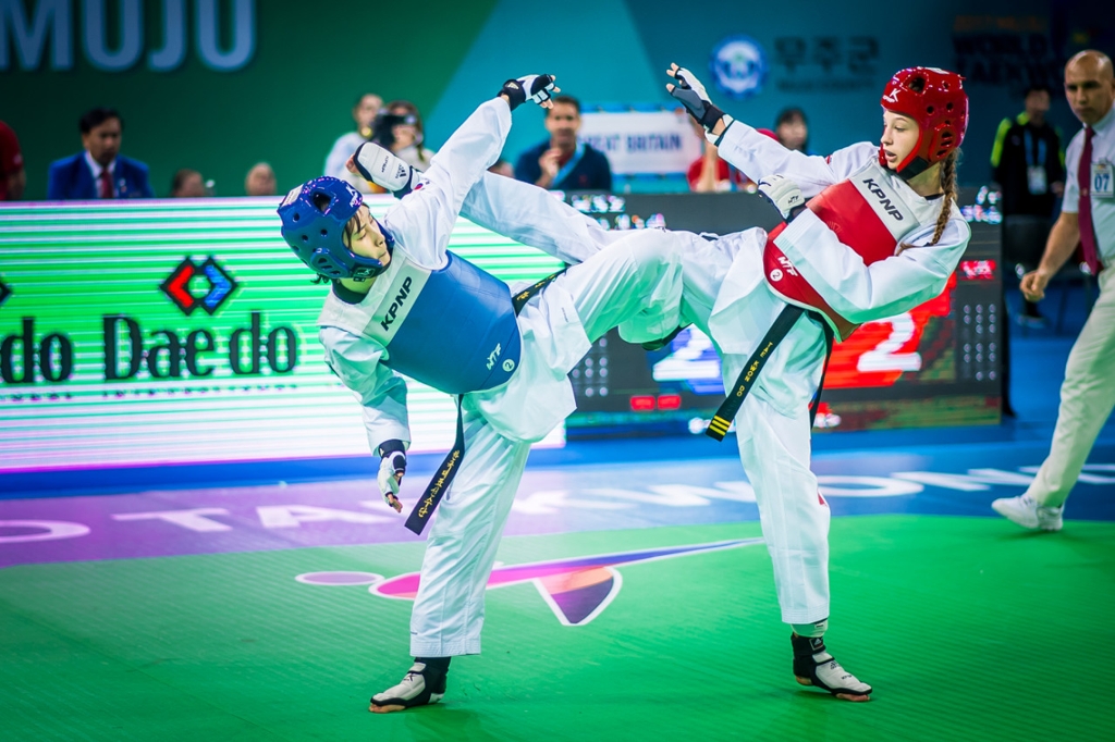 In this photo provided by the World Taekwondo Federation (WTF), Kim So-hui of South Korea (L) battles Courtney Eardley of Britain in the round of 32 match at the WTF World Taekwondo Championships at Taekwondowon's T1 Arena in Muju, North Jeolla Province, on June 25, 2017. (Yonhap)