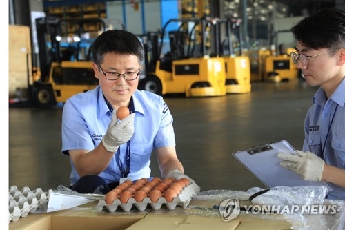 Quarantine officials inspect samples of eggs to be imported from Thailand at a freight terminal in Incheon International Airport upon their arrival on June 21, 2017. (Yonhap) 