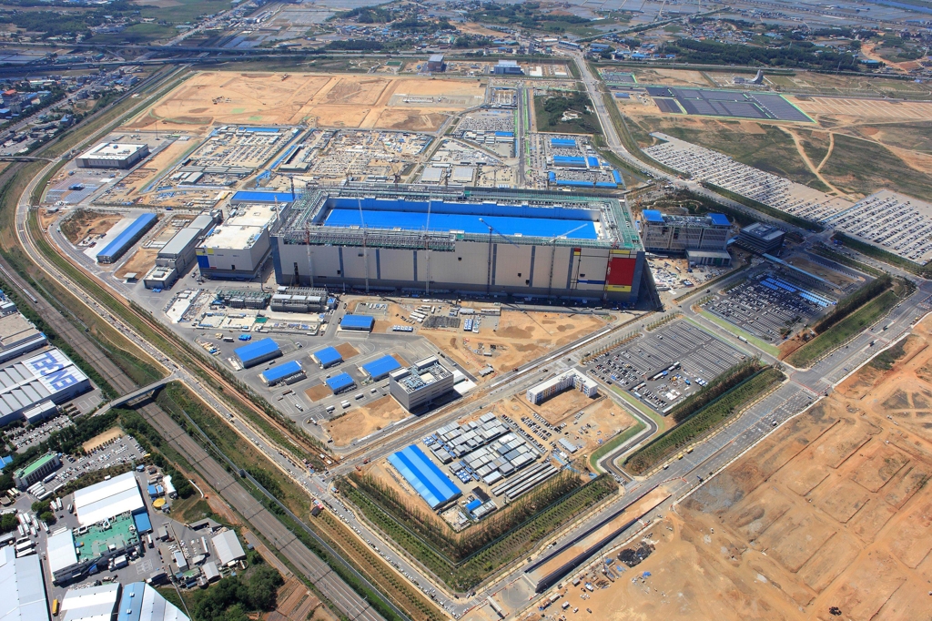 A bird's-eye view of Samsung Electronics Co.'s new chip production line located in Pyeongtaek, south of Seoul (Yonhap)