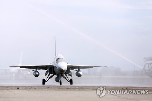 In this photo taken on Dec. 2, 2016, an FA-50PH trainer jet built by Korea Aerospace Industries Co. arrives at an air base in the Philippines. (Yonhap) 