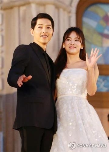 A file photo of South Korean actor Song Joong-ki (L) and actress Song Hye-gyo (Yonhap)