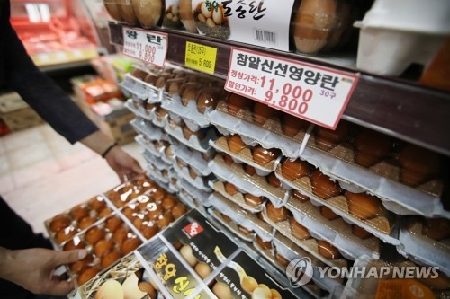 A tray containing 30 eggs is being sold for 11,000 won (US$9.79) at an outlet in Seoul on June 9, 2017, as an unseasonal avian influenza hit the nation, causing the mass culling of chickens and ducks. (Yonhap) 