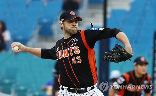 In this file photo taken on Aug. 27, 2016, Josh Lindblom of the Lotte Giants delivers a pitch against the Samsung Lions in their Korea Baseball Organization regular season game at Daegu Samsung Lions Park. (Yonhap)