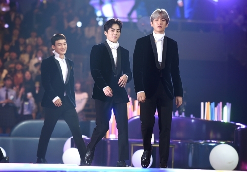 This photo provided by Mnet shows boy group EXO-CBX at this year's Mnet Asian Music Awards in Yokohama Arena in Japan on Nov. 29, 2017. (Yonhap) 