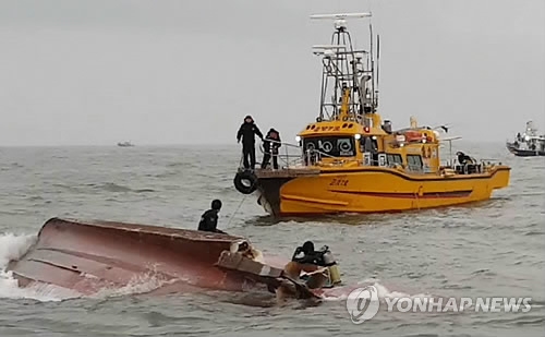 Coast Guard officials conduct rescue operations in waters near Yeongheung Island in the Yellow Sea on Dec. 3, 2017, in this photo provided by the Korea Coast Guard. (Yonhap)