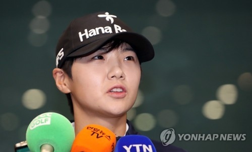 South Korean LPGA star Park Sung-hyun speaks to reporters after arriving at Incheon International Airport on Dec. 4, 2017. (Yonhap)