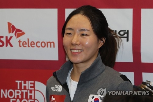South Korean speed skater Lee Sang-hwa listens to a reporter's question at Incheon International Airport on Dec. 12, 2017, after returning home from Salt Lake City, Utah, where she competed at the International Skating Union World Cup Speed Skating. (Yonhap)