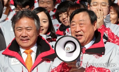 Lee Hee-beom (R), head of the 2018 PyeongChang Winter Olympics organizing committee, gives his New Year's message at PyeongChang Olympic Stadium in PyeongChang, Gangwon Province, with Lee Kee-heung, president of the Korean Sport & Olympic Committee, next to him on Jan. 3, 2018. (Yonhap)