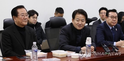 Members of the minor opposition People's Party hold a meeting on forming an internal body to resist the proposed merger with a conservative party, at the National Assembly in Seoul on Jan. 5, 2017. (Yonhap)