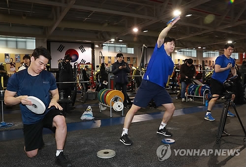 South Korean hockey players train during an open house event at the Jincheon National Training Center in Jincheon, North Chungcheong Province, on Jan. 10, 2018. (Yonhap)