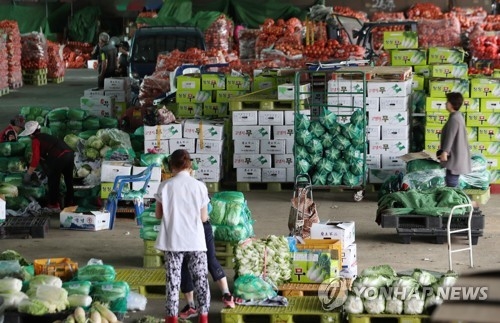 A file photo of Garak Market, which is located in southeastern Seoul and specializes in agricultural products. (Yonhap)