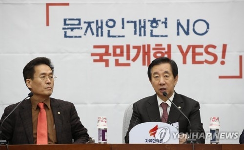 Kim Sung-tae (R), the floor leader of the main opposition Liberty Korea Party, speaks during a party meeting at the National Assembly in Seoul on Jan. 12, 2018. (Yonhap)