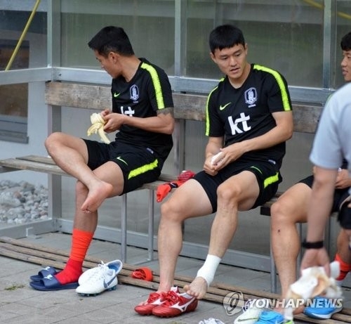 South Korean football player Hong Chul (L) eats a banana after training at Steinbergstadion in Leogang, Austria, on June 4, 2018. (Yonhap) 