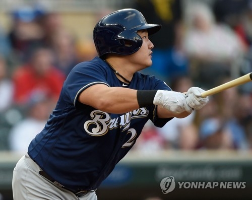 In this Getty Images file photo from May 18, 2018, Choi Ji-man of the Milwaukee Brewers watches his solo home run against the Minnesota Twins in the second inning of their major league game at Target Field in Minneapolis, Minnesota. (Yonhap)