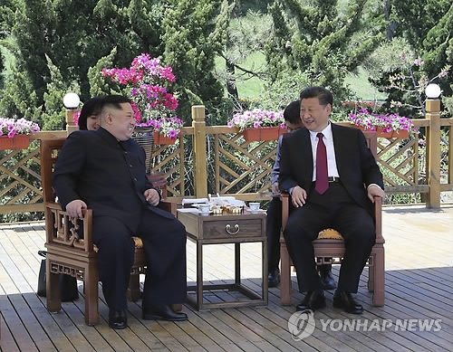 This AP-Xinhua file photo shows North Korean leader Kim Jong-un (L) meeting with Chinese President Xi Jinping in Dalian, northeast China, on May 8, 2018. (Yonhap) 