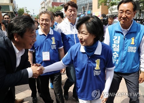 This photo, taken on June 7, 2018, shows Choo Mi-ae (C), the chief of the ruling Democratic Party (DP) appealing for voter support for the June 13 local elections and parliamentary by-elections. (Yonhap)